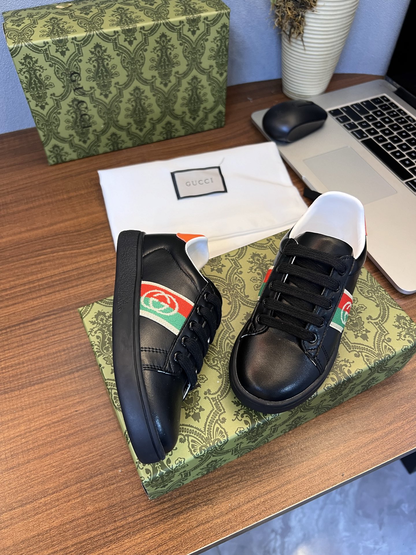 Children's shoes child